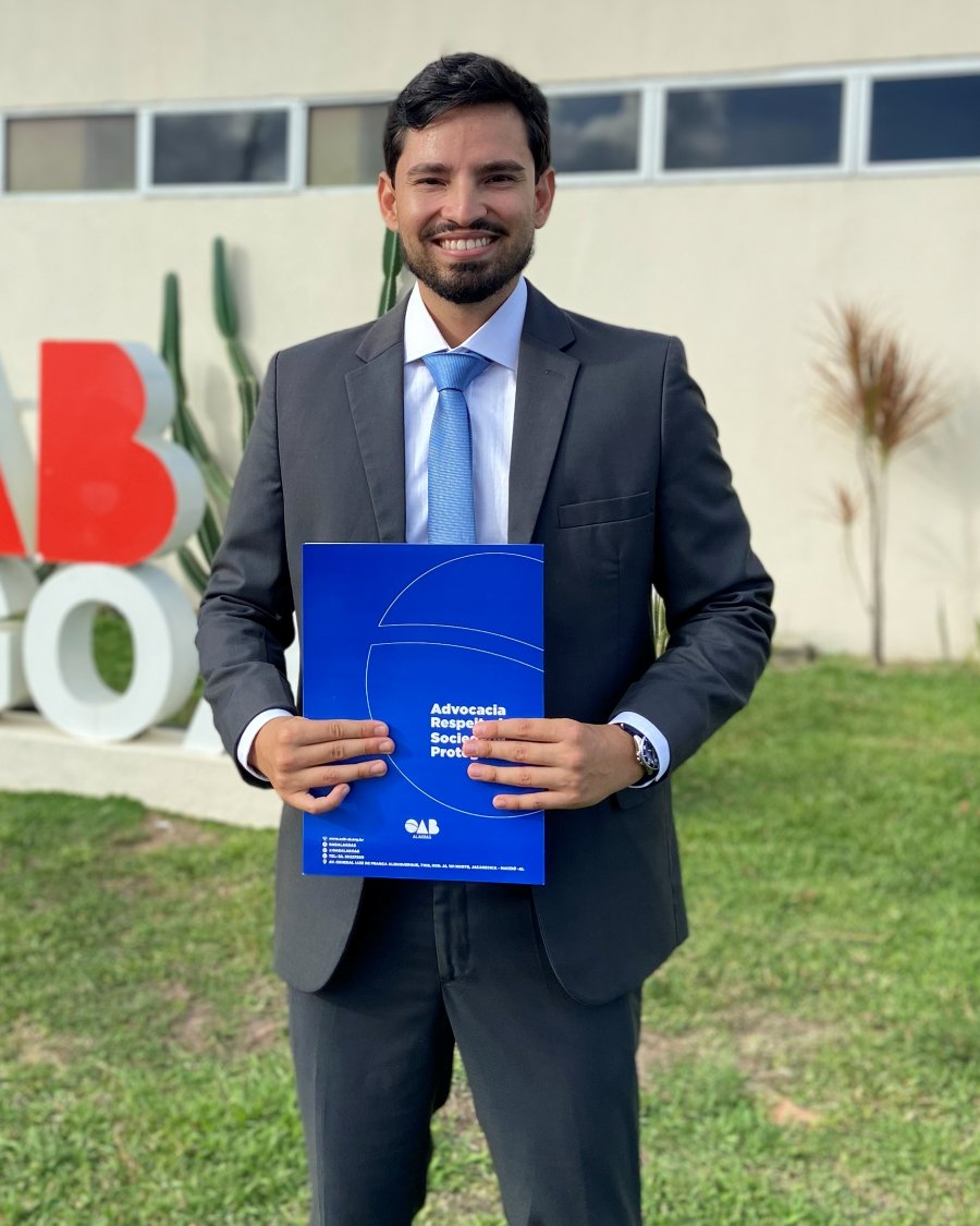 João Vitor Ferreira da Silva, advogado, em frente à sede da OAB Alagoas